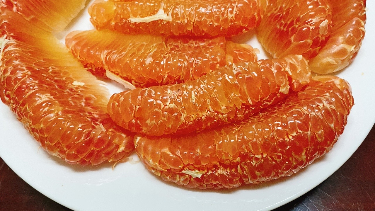 CÁCH PHÂN BIỆT BƯỞI DA XANH RUỘT ĐỎ VÀ RUỘT HỒNG