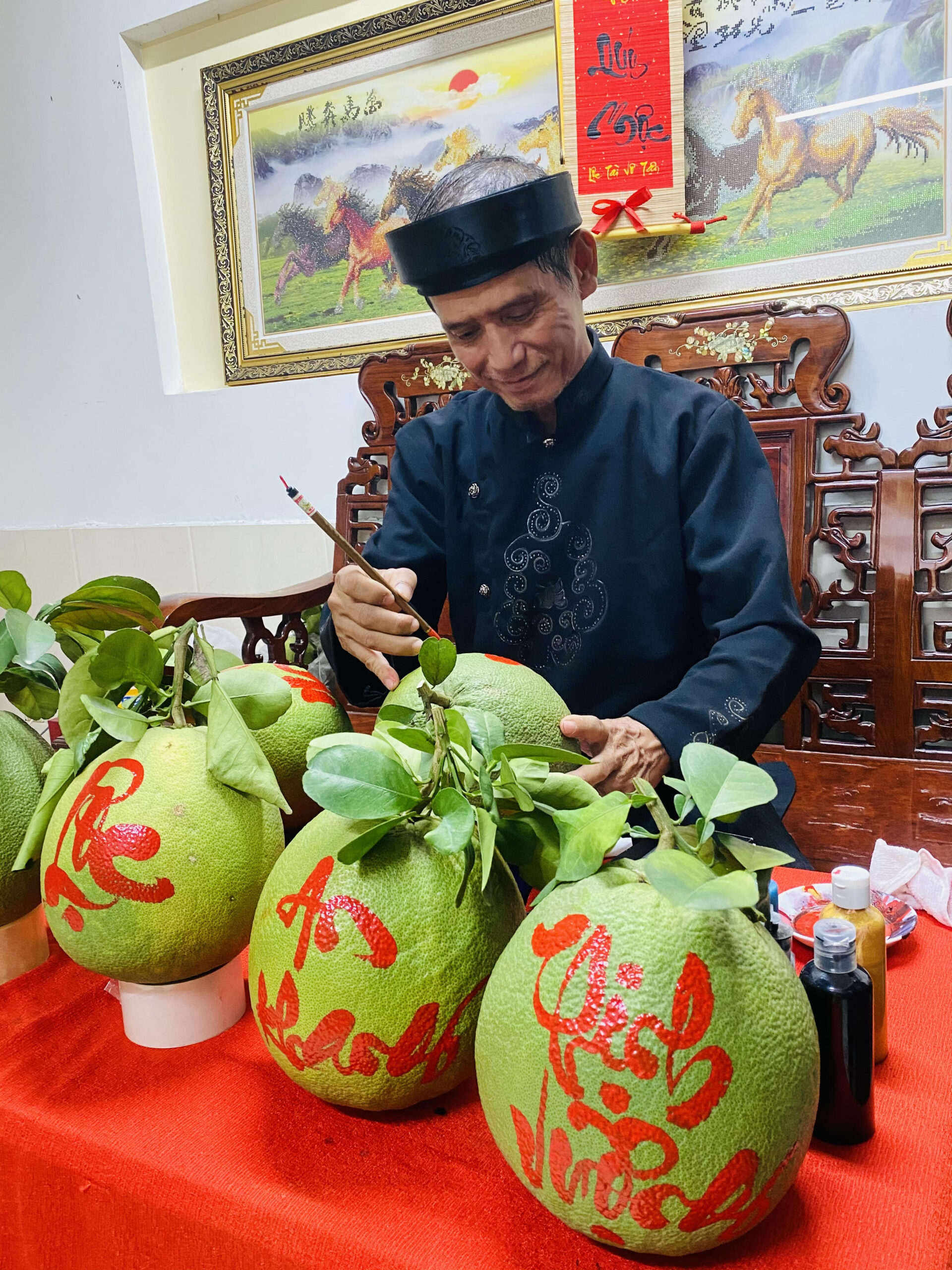 VIẾT CHỮ THƯ PHÁP LÊN TRÁI CÂY CHƯNG TẾT